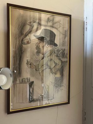 un dessin sur le mur d'une salle de bains, avec une lampe