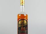 une bouteille de whisky avec un bouchon doré sur fond blanc