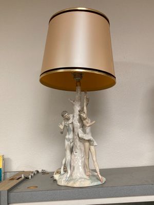 une lampe posée sur une étagère à côté d'une autre lampe