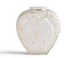 un vase en verre orné d'un motif blanc