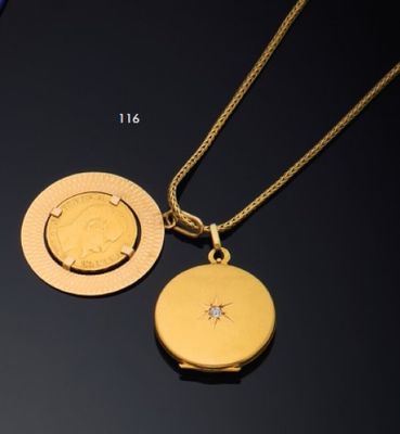 deux colliers en or ornés d'une pièce et d'un diamant sur un fond noir