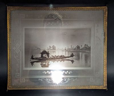 une photo d'une photo d'un bateau dans l'eau