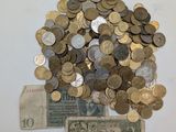 une pile de pièces et un billet posés sur une table
