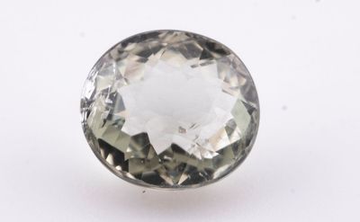 gros plan d'un diamant blanc sur une surface blanche