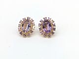 une image représentant une paire de boucles d'oreilles en améthore et en diamant sur fond blanc