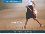 une image représentant une femme marchant sur un chemin de terre avec un sac rose