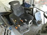 un siège à l'arrière d'un bus équipé d'un volant