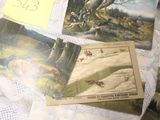 une table sur laquelle sont posées plusieurs cartes postales