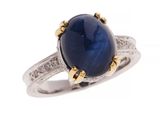 Gros plan sur une bague ornée d'une pierre bleue