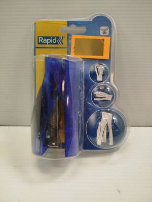 un ensemble d'outils posé sur une table blanche