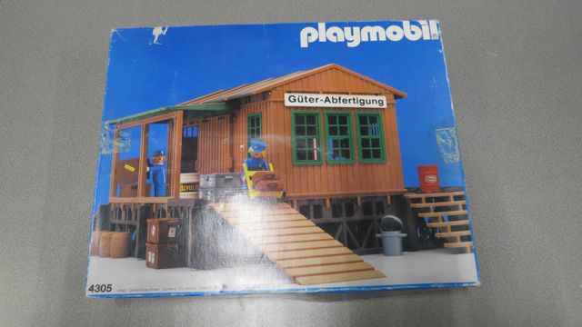 Lot PLAYMOBIL contenant la gare de marchandises (n°4305), une loc...