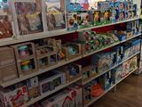 de nombreux jouets sur les étagères du magasin de jouets