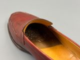 gros plan d'une paire de chaussures sur une surface blanche