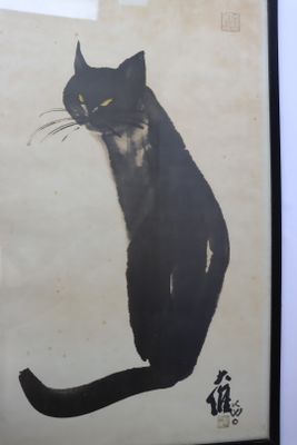 une photo d'un chat accrochée au mur
