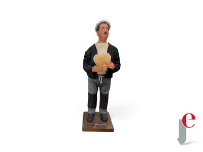 une figurine représentant un homme tenant un ours en peluche