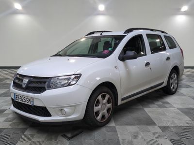 une photo d'une dacia blanche garée sur un sol en damier