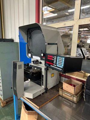 une machine posée sur une table dans un entrepôt