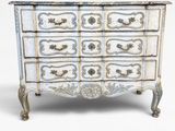 une image représentant une commode ornée de motifs décoratifs