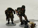 deux figurines représentant deux soldats, l'un muni d'un fusil et l'autre d'un sac