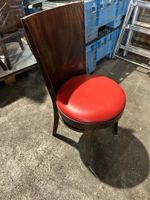 Lot de environ 118 chaises rouge marron, certaine avec l'ass…