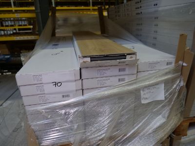 une pile de cartons posée sur une palette dans un entrepôt