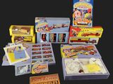un grand nombre de jouets posés sur une table