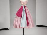 une image d'une robe sur un mannequin