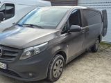 deux camionnettes garées l'une à côté de l'autre dans un parking