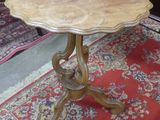 une table posée sur un tapis dans une pièce