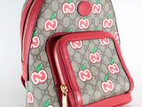 un gros plan sur un petit sac à dos orné d'un motif de cerises
