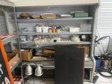 un réfrigérateur dans une cuisine où il y a beaucoup de choses à l'intérieur