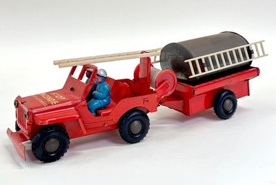 un camion de pompiers miniature avec un homme à l'arrière