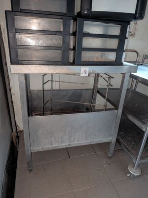 une image d'une cuisine avec un évier et une cuisinière