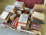de nombreux livres anciens empilés les uns sur les autres sur une table
