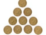 une pile de pièces d'or sur une surface blanche