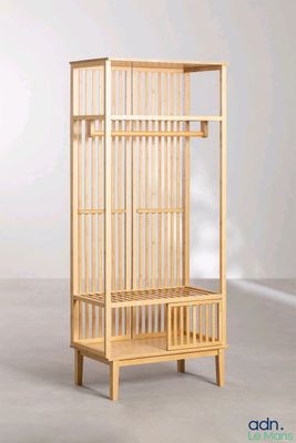 une photo d'un porte-manteau en bois avec une étagère en dessous