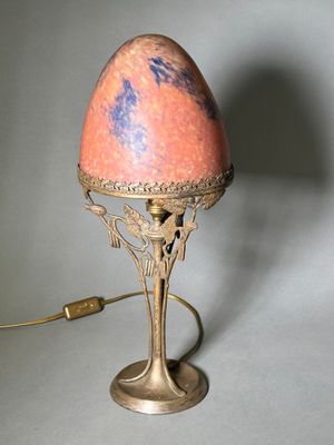 une lampe posée sur une table à côté d'un mur