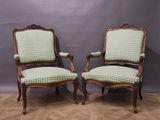 paire de fauteuils de style Louis XV français, recouverts de tissu vert