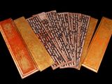 une pile de cinq livres posée sur une table