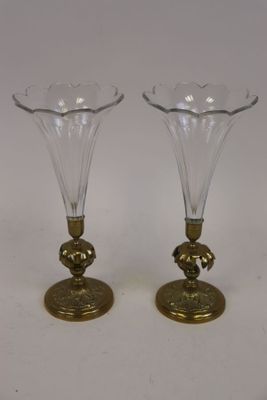 paire de vases en verre avec des socles dorés sur un fond blanc