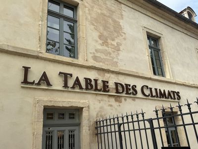 un bâtiment sur lequel est accrochée une enseigne indiquant « La Table des Climas »