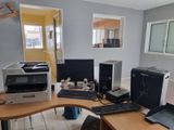 un bureau sur lequel se trouvent un ordinateur et une imprimante