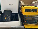 une boîte contenant une télécommande et une autre contenant un téléphone portable