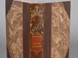 un vieux livre à la couverture brune posé sur une table