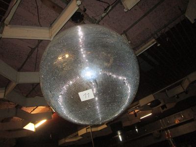 une boule à facettes suspendue au plafond d'une pièce