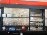 un bar sur lequel sont posés plusieurs verres