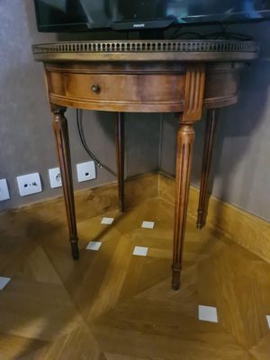 une petite table sur laquelle est posée une télévision