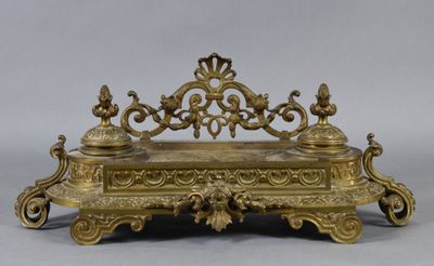 une image représentant une assiette en or ornée d'un motif décoratif