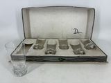 une boîte contenant six verres et un ensemble de couteaux