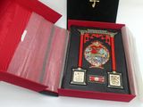une boîte rouge sur laquelle est représenté un dragon